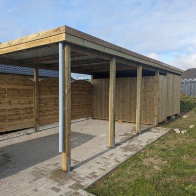 Carport mit Holzblende und Schuppen